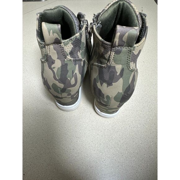 Ccocci Wedge Perforated Faux Suede Camo Sneakers Side Zip "Zoey" Size 8 - Picture 6 of 6